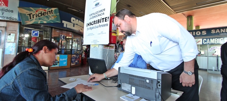 Instalan mesa de inscripción en el RCP y difunden el programa Voto Accesible, en la Terminal de Ómnibus de Asunción 